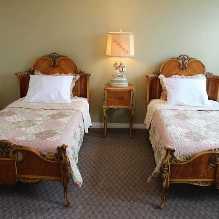 Honeycomb Bed & Breakfast Onanole エクステリア 写真