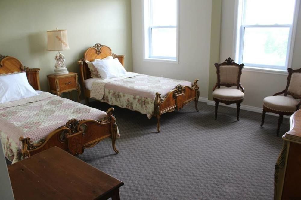 Honeycomb Bed & Breakfast Onanole エクステリア 写真